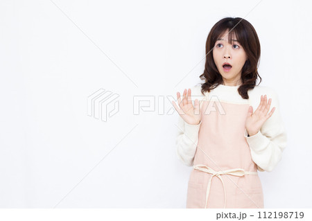 びっくり驚いている主婦 112198719