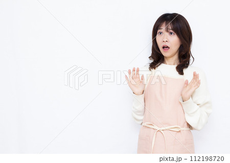 びっくり驚いている主婦 112198720