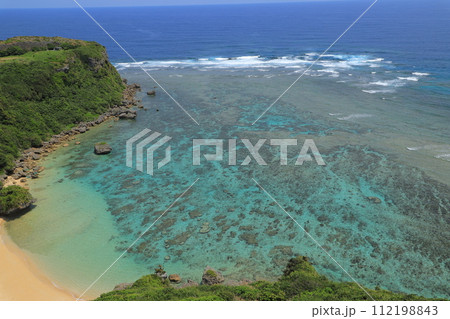 沖縄の青い海 112198843