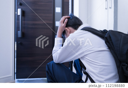 学校に行けずに落ち込む子ども 不登校など社会問題のイメージ 学校に行けずに落ち込む子ども 不登校など社会問題のイメージ 112198880