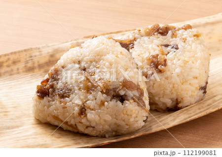 牛肉とゴボウのおにぎり 112199081