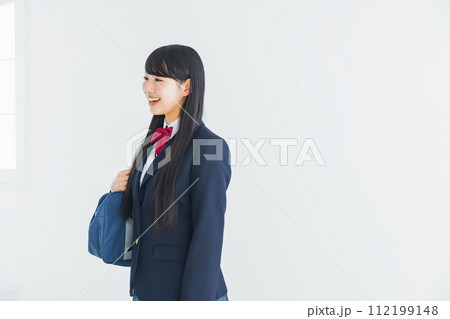 制服を着た女子高生　 112199148