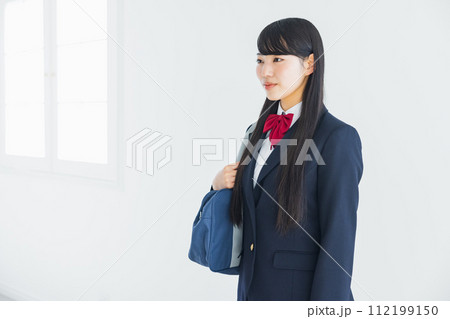 制服を着た女子高生 制服を着た女子高生 112199150