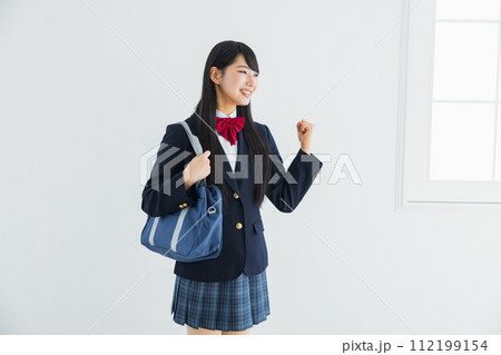 制服を着た女子高生  制服を着た女子高生  112199154