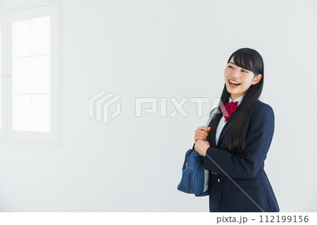 制服を着た女子高生 制服を着た女子高生 112199156