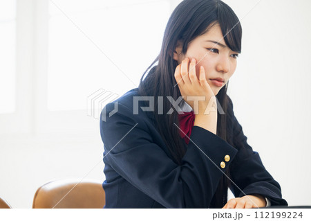 制服を着た女子高生　 112199224