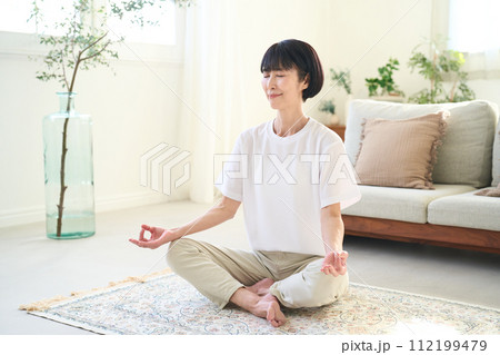 坐禅を組む女性 112199479