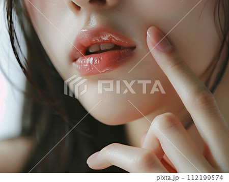 アジア人女性の透明感溢れる唇のクローズアップ写真 112199574