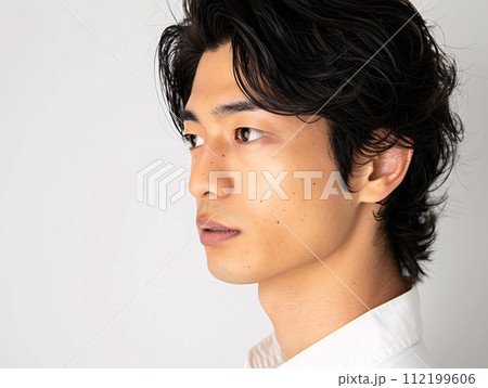 モダンなアジア人男性の横顔のポートレート モダンなアジア人男性の横顔のポートレート 112199606