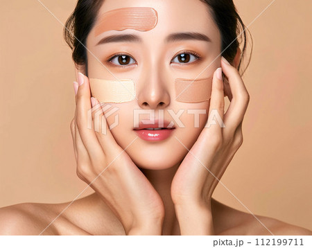 ファンデーションを塗るアジア人女性 ファンデーションを塗るアジア人女性 112199711
