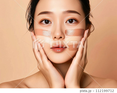 ファンデーションを塗るアジア人女性 ファンデーションを塗るアジア人女性 112199712