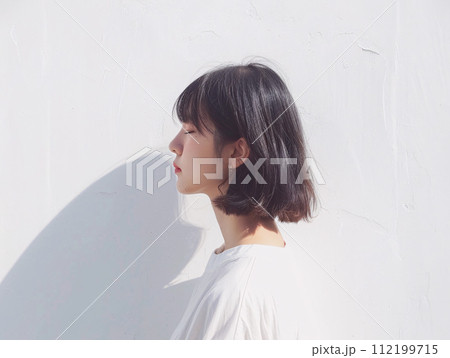 柔らかい光に包まれたアジア人女性の横顔 柔らかい光に包まれたアジア人女性の横顔 112199715