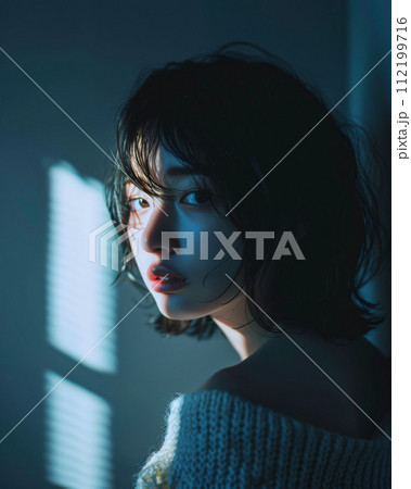 ミステリアスな表情を浮かべるアジア人女性 ミステリアスな表情を浮かべるアジア人女性 112199716