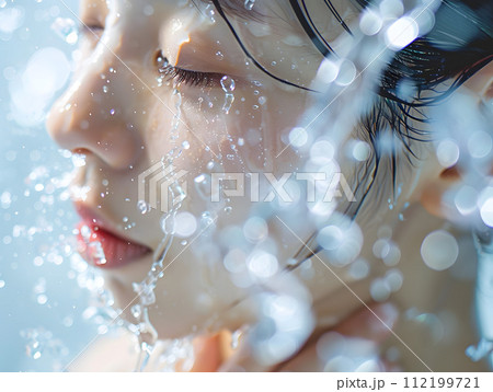 水の輝きを宿す美：自然の恵みで輝くアジア人女性 112199721
