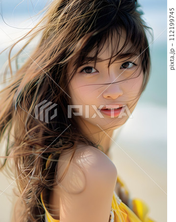 夏の日差しを浴びて：ビーチで自然の美しさを放つ日本人女性 112199745