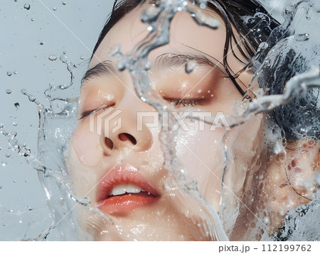 潤いを纏うアジア人女性 112199762