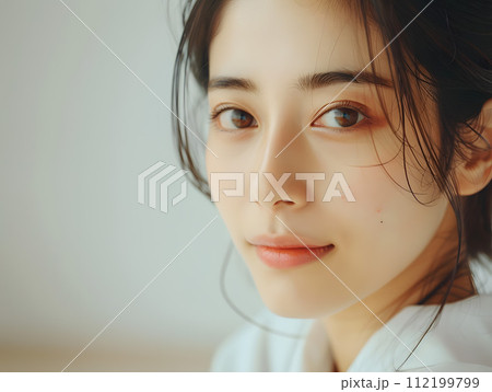 ナチュラルビューティー - シンプルな美しさを持つアジア人女性 112199799