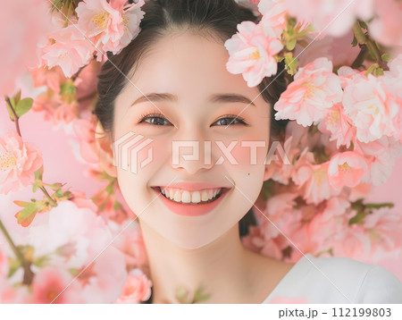 フローラルな美しさ:花に囲まれた日本人女性のナチュラルビューティ フローラルな美しさ:花に囲まれた日本人女性のナチュラルビューティ 112199803