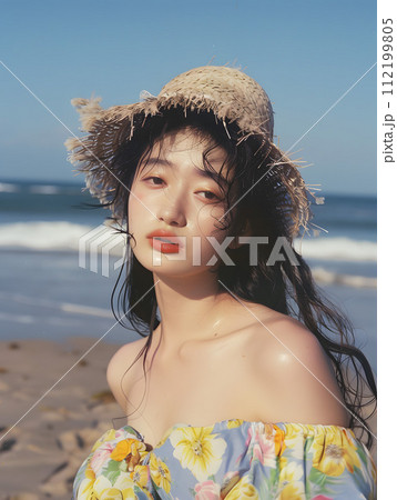 夏の日差しを浴びて：ビーチで自然の美しさを放つ日本人女性 112199805