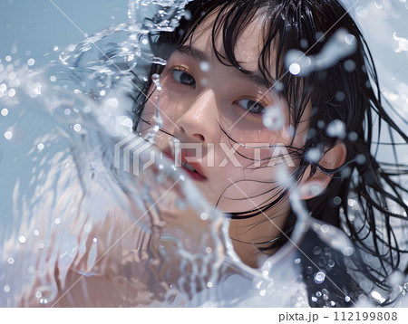 水の精華をまとう:究極のスキンケアを追求するアジア人女性 水の精華をまとう:究極のスキンケアを追求するアジア人女性 112199808