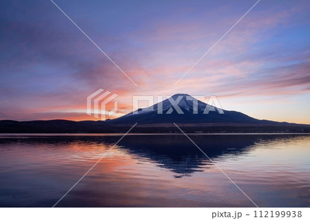 山中湖で見た幻想的な夕焼けバックの富士山の絶景 山中湖で見た幻想的な夕焼けバックの富士山の絶景 112199938