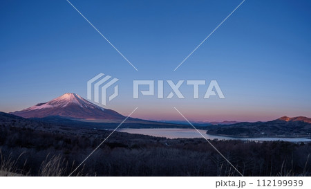 展望台から見た朝焼けに染まる富士山と山中湖のパノラマ情景 112199939