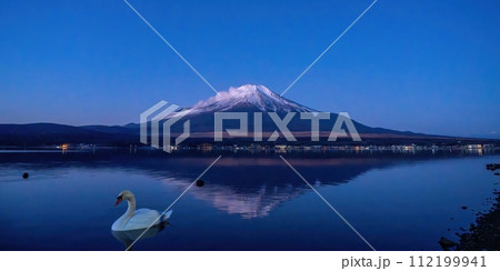 夜明け直前の山中湖とハクチョウと富士山のコラボ情景 夜明け直前の山中湖とハクチョウと富士山のコラボ情景 112199941