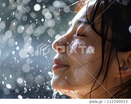 水の輝きを宿す美：自然の恵みで輝くアジア人女性 112200053