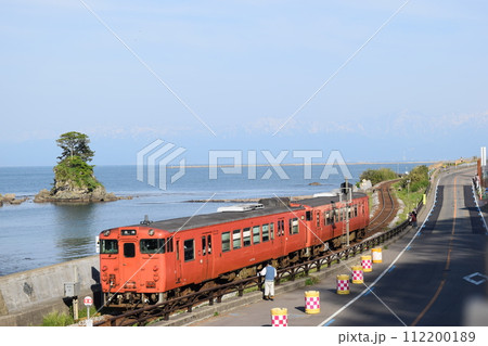 海沿いのレトロな旅: 雨晴海岸と赤い電車 海沿いのレトロな旅: 雨晴海岸と赤い電車 112200189