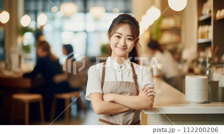 カフェで働く笑顔のアジア女性 Asian woman working in Barista cafe 112200206