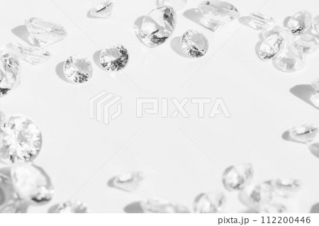 宝飾や美しさのためのクリスタル背景素材　白バック 112200446