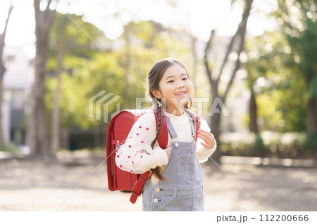 ランドセルを背負う小学生 112200666