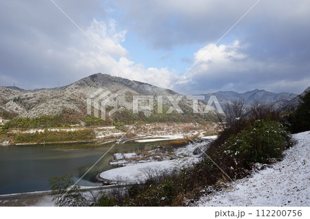 ダム湖と冬景色 112200756