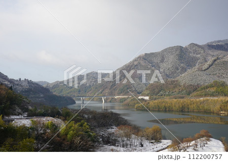 ダム湖と冬景色 112200757