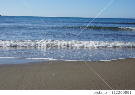 澄んだ海の波際 112200891