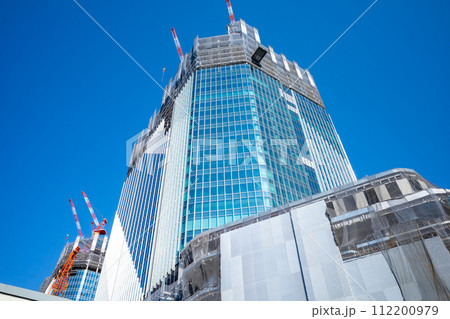 建設が進むビル群と青空 高輪ゲートウェイ 2024.02 d-1 建設が進むビル群と青空 高輪ゲートウェイ 2024.02 d-1 112200979