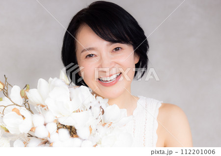 ビューティーイメージ　ミドル女性のポートレート 112201006