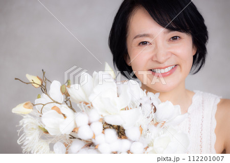 ビューティーイメージ　ミドル女性のポートレート 112201007