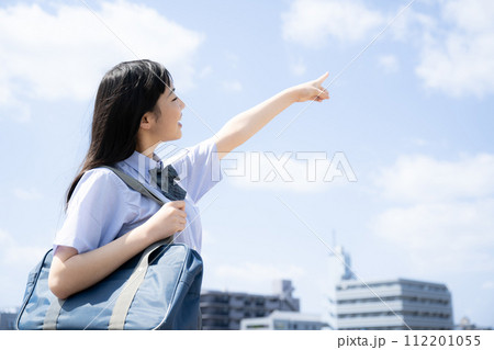 屋上の青空背景で夏期講習や受験などのイメージに使いやすい学生さん　指さし 112201055