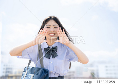 声援や応援をする女子高生や女の子のイメージ 叫ぶ がんばれ受験生 声援や応援をする女子高生や女の子のイメージ 叫ぶ がんばれ受験生 112201059