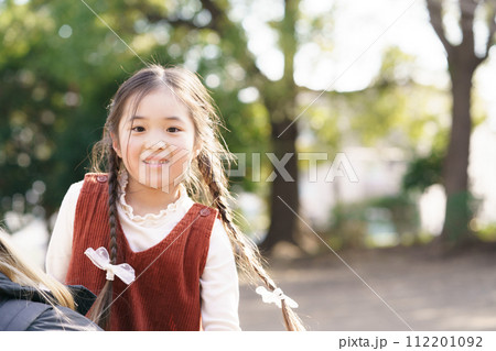 公園で遊ぶ女の子 112201092