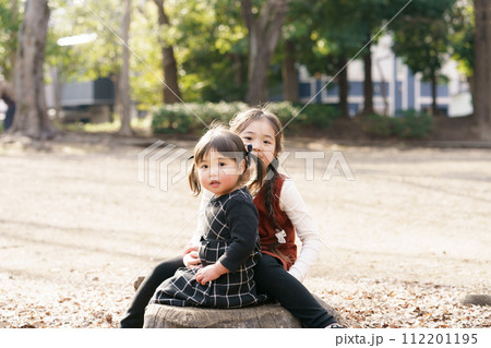 公園で遊ぶ子ども達 112201195