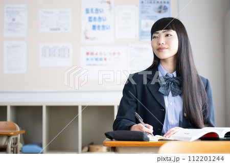 勉強している女子中学生や高校生のイメージ 　黒板を見上げる 112201244