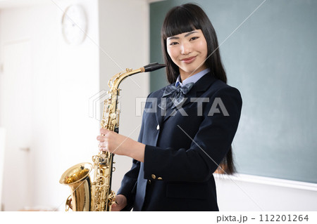 サックスをする学生　吹奏楽や部活のイメージ 112201264