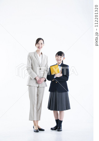 先生と生徒　白バック　カメラ目線 112201320