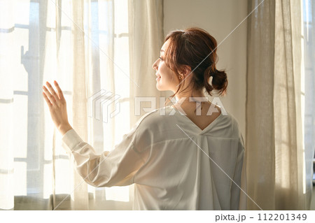 窓際で佇む女性 112201349