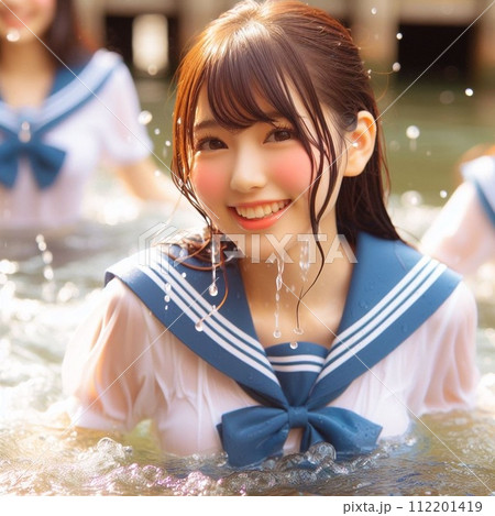 水遊びする女子高生 112201419