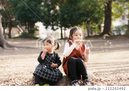 シャボン玉で遊ぶ女の子達 112201492