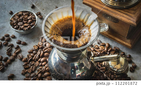 珈琲を入れる 上からのアングル 珈琲を入れる 上からのアングル 112201872