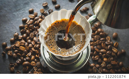 珈琲を入れる 上からのアングル 珈琲を入れる 上からのアングル 112201874